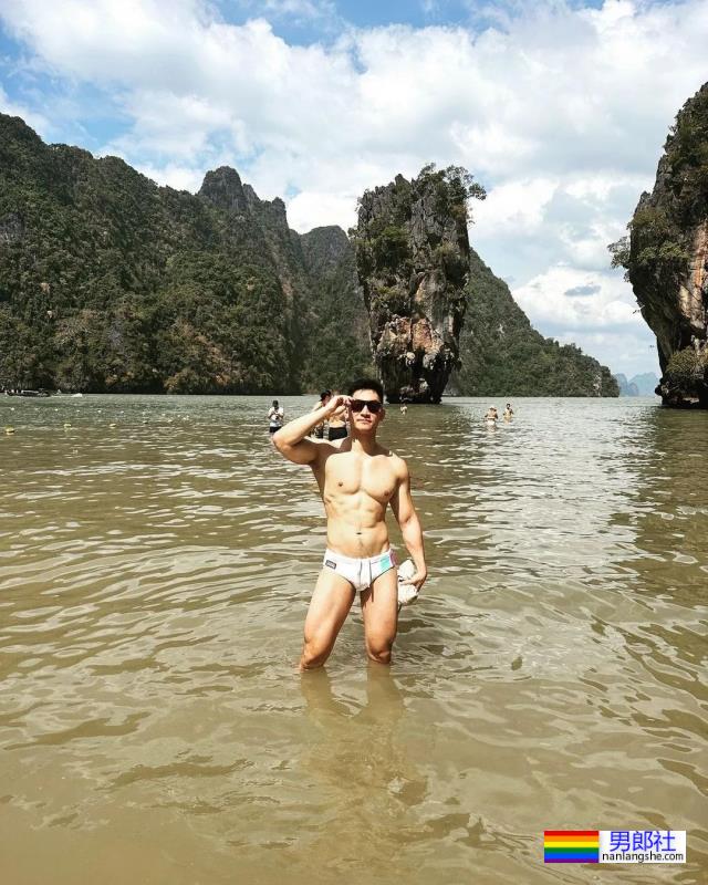 网红包晗近照曝光，这肌肉是认真的吗？也太大了吧！ - 51虹马