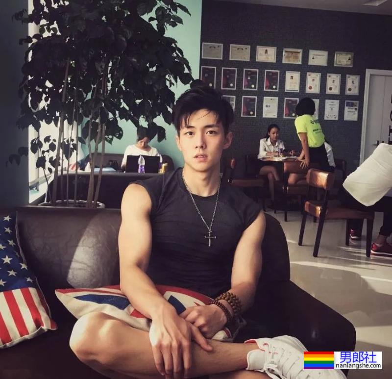 “公零天花板”翟子路秀汗湿的健身照，喉结太性感了！ - 51虹马