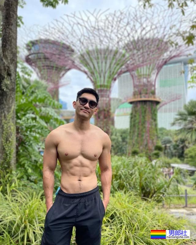 网红包晗近照曝光，这肌肉是认真的吗？也太大了吧！ - 51虹马