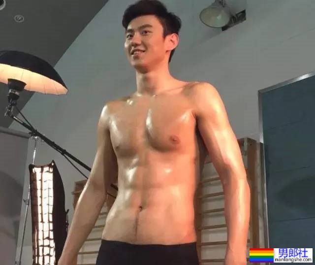 宁泽涛最新肌肉大片出炉！变身壮实的黑皮肌肉男腹毛旺盛 - 51虹马