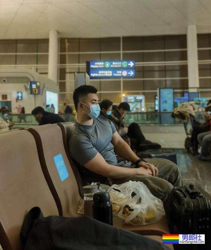 家里的年轻肌肉装修工不穿衣服，太心动了 - 51虹马