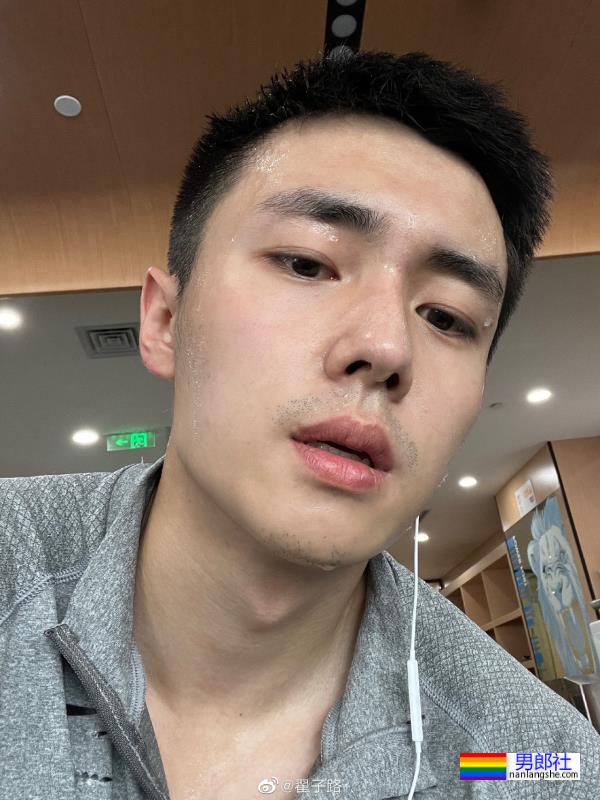 “公零天花板”翟子路秀汗湿的健身照，喉结太性感了！ - 51虹马