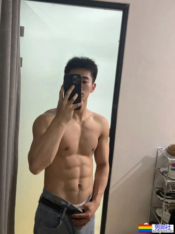 男大学生穿灰裤子宿舍自拍，太好看了！ - 51虹马