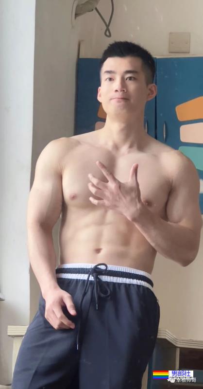 广西肌肉熟男蒙脸秀肌肉，太令人遐想了！ - 51虹马