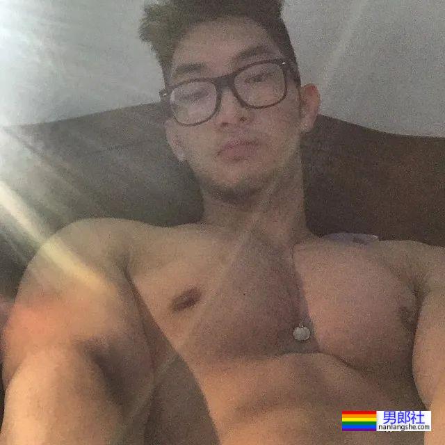 网红包晗近照曝光，这肌肉是认真的吗？也太大了吧！ - 51虹马