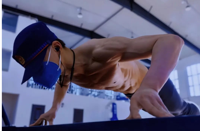 消防员楼道脱衣秀肌肉，八块腹肌的公狗腰太强！ - 51虹马