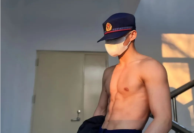 消防员楼道脱衣秀肌肉，八块腹肌的公狗腰太强！ - 51虹马