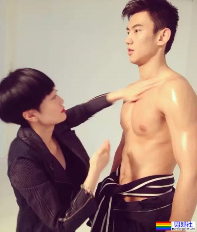 宁泽涛最新肌肉大片出炉！变身壮实的黑皮肌肉男腹毛旺盛 - 51虹马