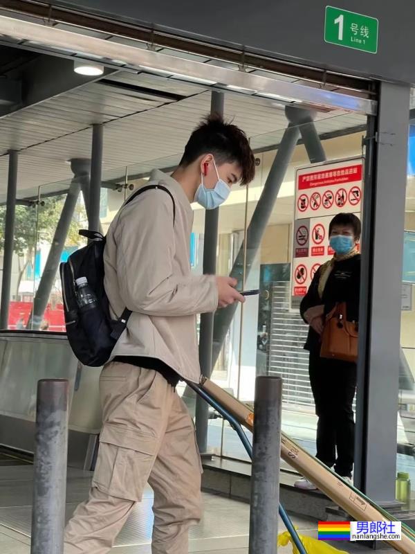 家里的年轻肌肉装修工不穿衣服，太心动了 - 51虹马