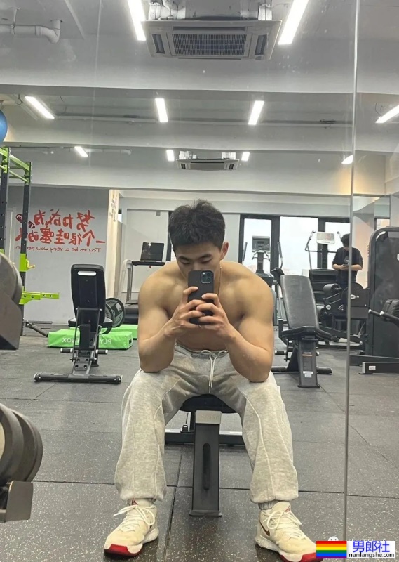 男大学生穿灰裤子宿舍自拍，太好看了！ - 51虹马