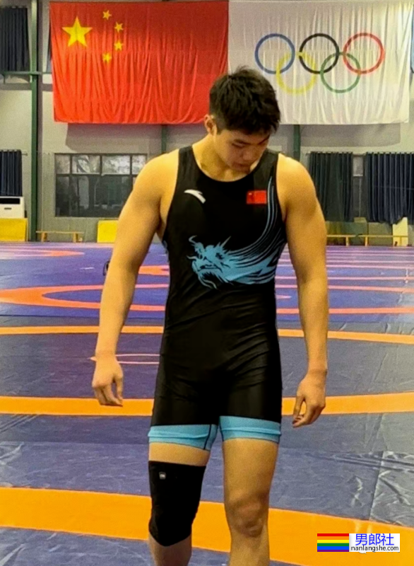 190cm武汉体院摔跤体育生,穿紧身衣让网友直呼老公! - 51虹马 190cm武汉体院摔跤体育生,穿紧身衣让网友直呼老公! - 51虹马