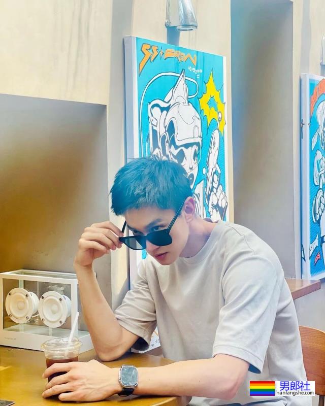 早年泳裤走秀照被扒出来了！没想到黄曦彦还拿了第一名！ - 51虹马