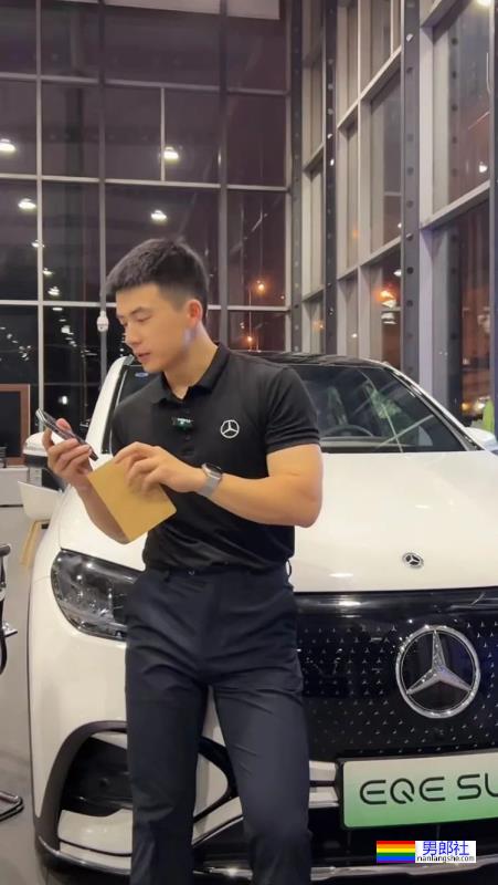 奔驰4s店的正装小哥火了，流量密码被玩明白了！ - 51虹马