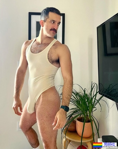 「紧身连体衣」成同志时尚新潮流?10位IG网红教你如何摆弄性感大鵰包 - 51虹马 「紧身连体衣」成同志时尚新潮流?10位IG网红教你如何摆弄性感大鵰包 - 51虹马