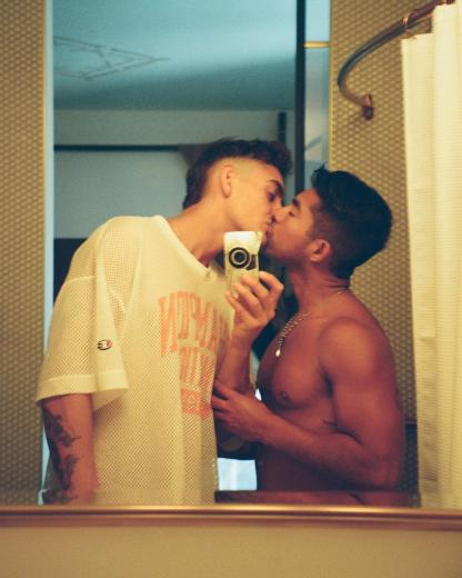 蜘蛛人于地铁「倒挂激吻」帅男 网惊喜:「这是今天看到最可爱的画面!」 - 51虹马 蜘蛛人于地铁「倒挂激吻」帅男 网惊喜:「这是今天看到最可爱的画面!」 - 51虹马