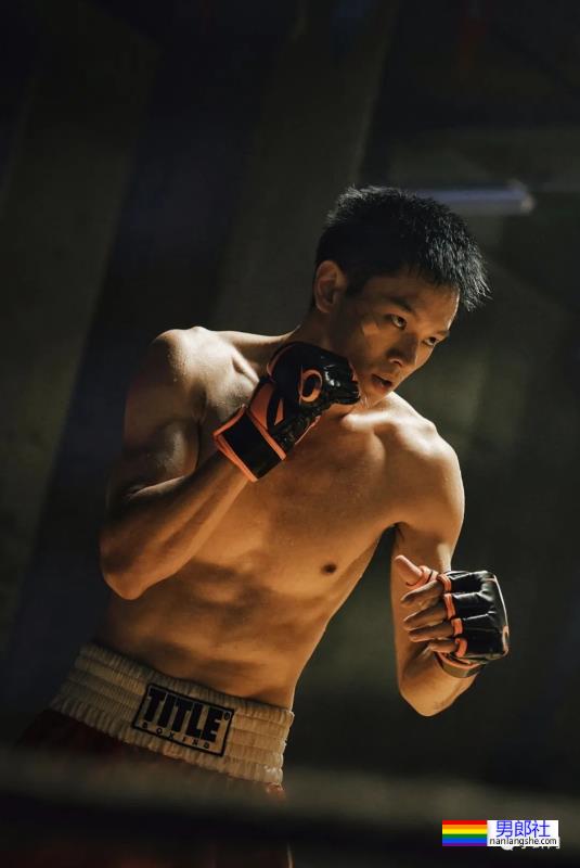 早年泳裤走秀照被扒出来了！没想到黄曦彦还拿了第一名！ - 51虹马