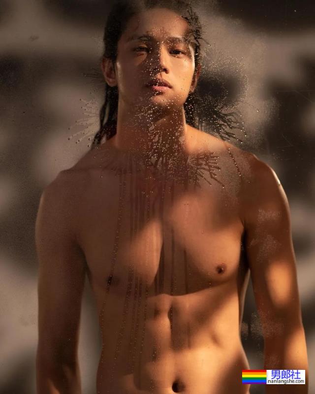 早年泳裤走秀照被扒出来了！没想到黄曦彦还拿了第一名！ - 51虹马