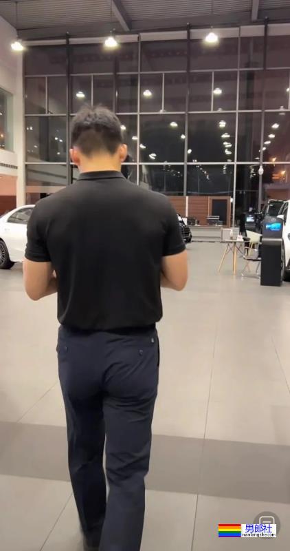 奔驰4s店的正装小哥火了，流量密码被玩明白了！ - 51虹马