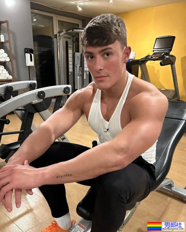 脚控就爱他的大脚丫 ！基情系幽默网黄：Juicy James - 51虹马