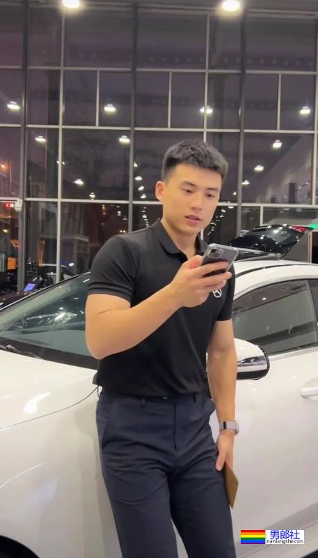 奔驰4s店的正装小哥火了,流量密码被玩明白了!-51虹马