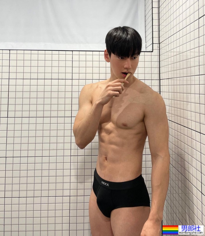 哥就是不爱看镜头！喜欢和哥儿们耍可爱的欧巴：Daolum-51虹马