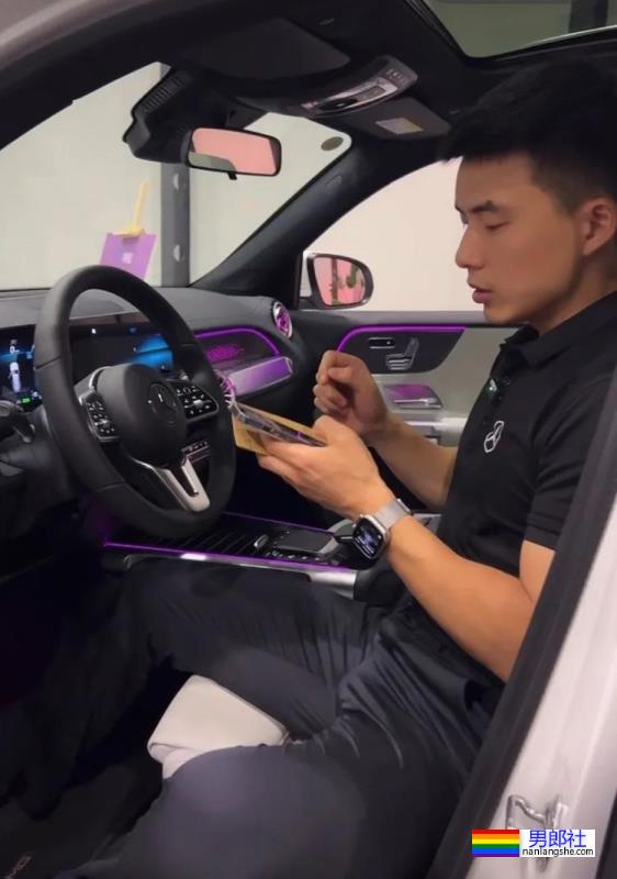 奔驰4s店的正装小哥火了，流量密码被玩明白了！ - 51虹马