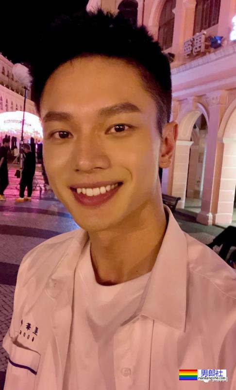 早年泳裤走秀照被扒出来了！没想到黄曦彦还拿了第一名！ - 51虹马