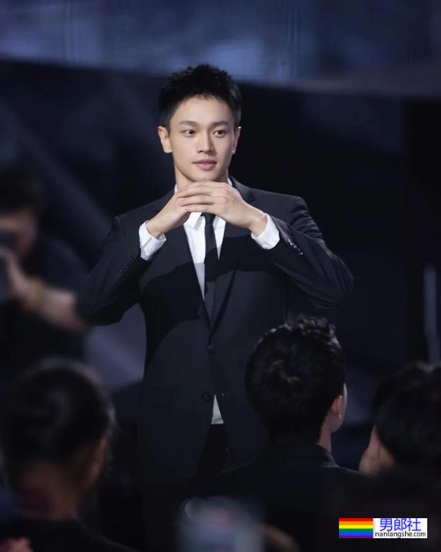 早年泳裤走秀照被扒出来了！没想到黄曦彦还拿了第一名！ - 51虹马