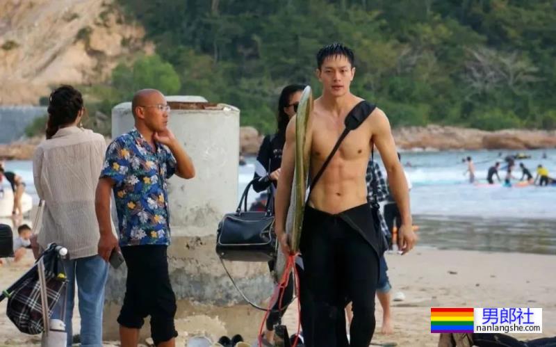 早年泳裤走秀照被扒出来了！没想到黄曦彦还拿了第一名！ - 51虹马