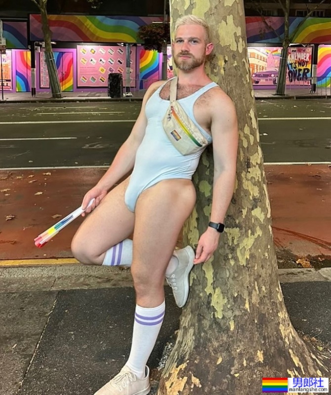 「紧身连体衣」成同志时尚新潮流?10位IG网红教你如何摆弄性感大鵰包 - 51虹马 「紧身连体衣」成同志时尚新潮流?10位IG网红教你如何摆弄性感大鵰包 - 51虹马