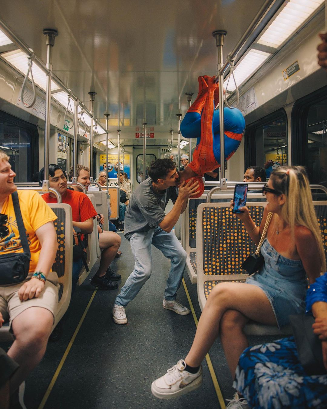 蜘蛛人于地铁「倒挂激吻」帅男 网惊喜:「这是今天看到最可爱的画面!」 - 51虹马 蜘蛛人于地铁「倒挂激吻」帅男 网惊喜:「这是今天看到最可爱的画面!」 - 51虹马