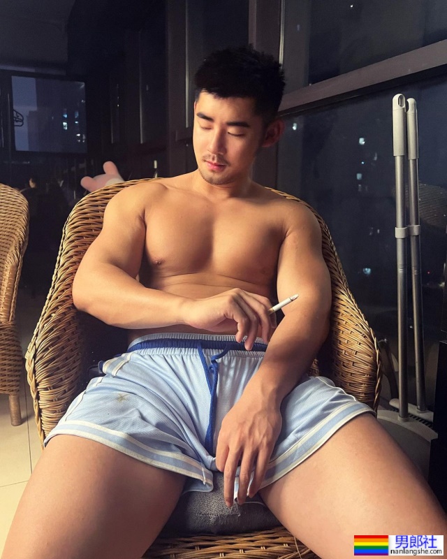 中国同志网红始祖桥诘圣谈私照外流 畅聊：「没什么可耻笑的，而且『叫爸爸』很舒服！」 - 51虹马