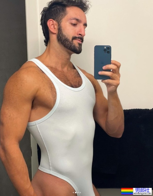 「紧身连体衣」成同志时尚新潮流?10位IG网红教你如何摆弄性感大鵰包 - 51虹马 「紧身连体衣」成同志时尚新潮流?10位IG网红教你如何摆弄性感大鵰包 - 51虹马