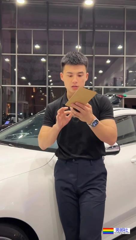 奔驰4s店的正装小哥火了，流量密码被玩明白了！ - 51虹马