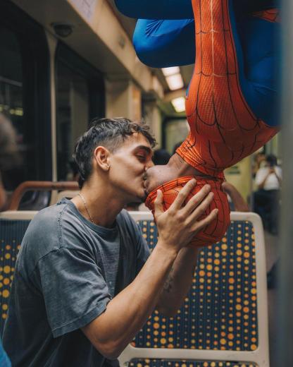 蜘蛛人于地铁「倒挂激吻」帅男 网惊喜:「这是今天看到最可爱的画面!」 - 51虹马 蜘蛛人于地铁「倒挂激吻」帅男 网惊喜:「这是今天看到最可爱的画面!」 - 51虹马