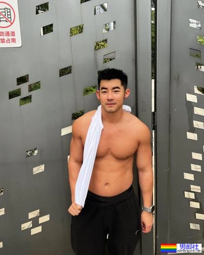 中国同志网红始祖桥诘圣谈私照外流 畅聊：「没什么可耻笑的，而且『叫爸爸』很舒服！」 - 51虹马