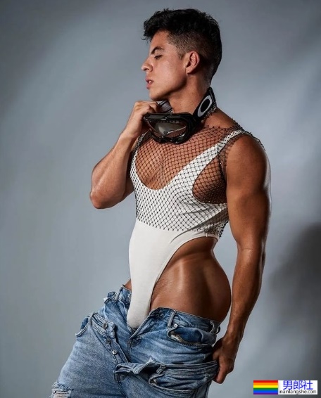 「紧身连体衣」成同志时尚新潮流?10位IG网红教你如何摆弄性感大鵰包 - 51虹马 「紧身连体衣」成同志时尚新潮流?10位IG网红教你如何摆弄性感大鵰包 - 51虹马