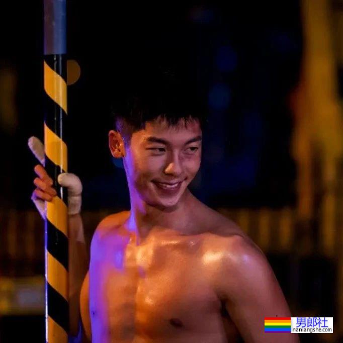 许光汉的屁股今天被看光了，网友直呼：这牺牲也太大了吧！ - 51虹马