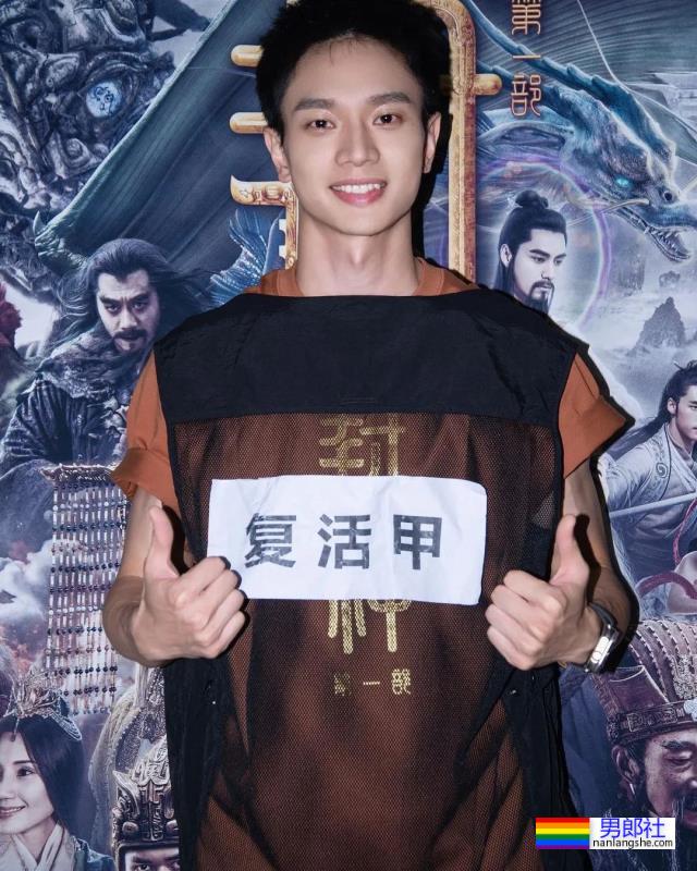 早年泳裤走秀照被扒出来了！没想到黄曦彦还拿了第一名！ - 51虹马