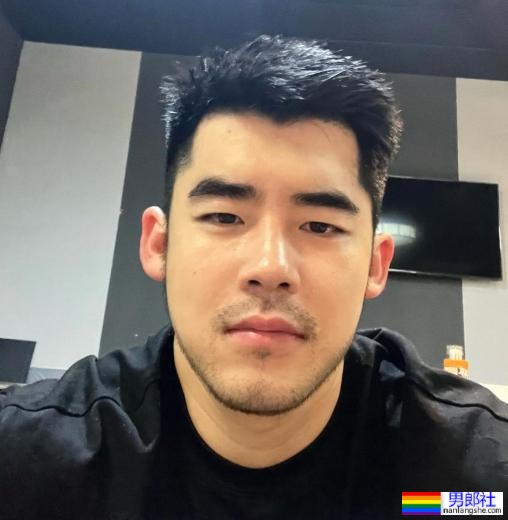 中国同志网红始祖桥诘圣谈私照外流 畅聊：「没什么可耻笑的，而且『叫爸爸』很舒服！」 - 51虹马