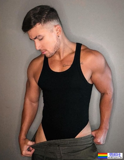 「紧身连体衣」成同志时尚新潮流?10位IG网红教你如何摆弄性感大鵰包 - 51虹马 「紧身连体衣」成同志时尚新潮流?10位IG网红教你如何摆弄性感大鵰包 - 51虹马