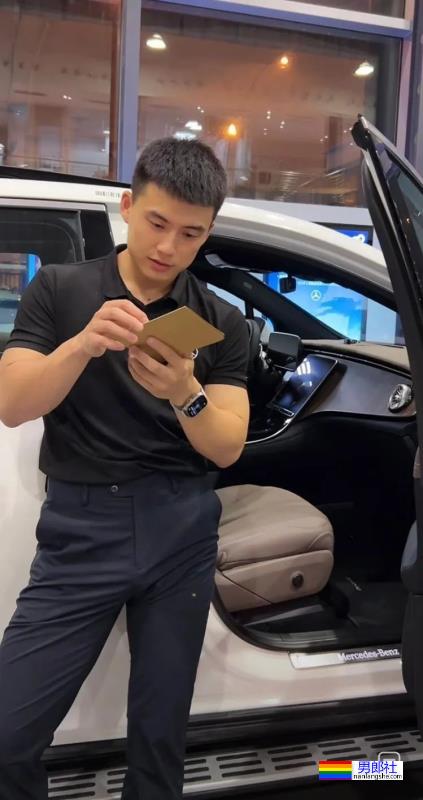 奔驰4s店的正装小哥火了，流量密码被玩明白了！ - 51虹马