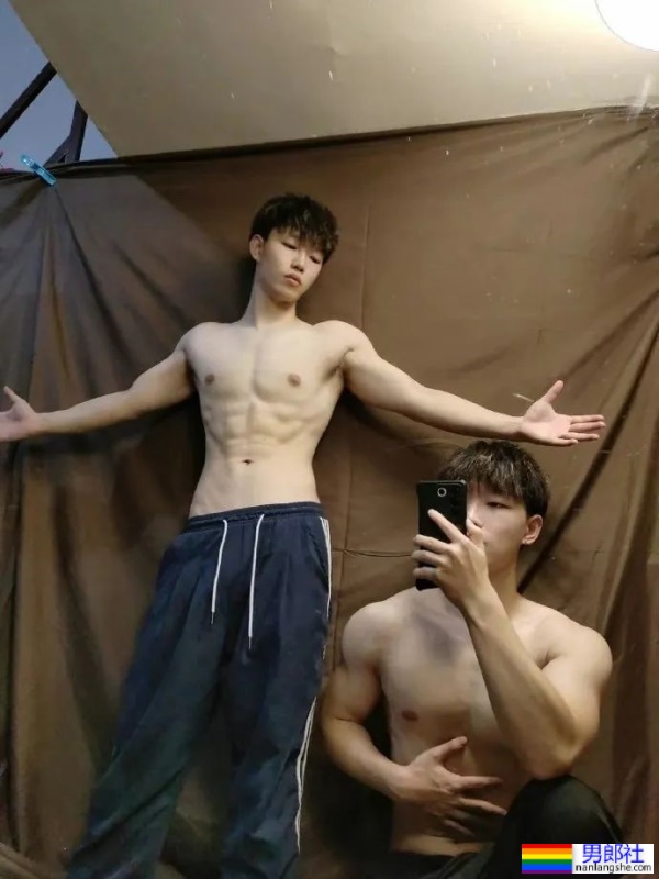 两个帅哥，双倍快乐 - 51虹马