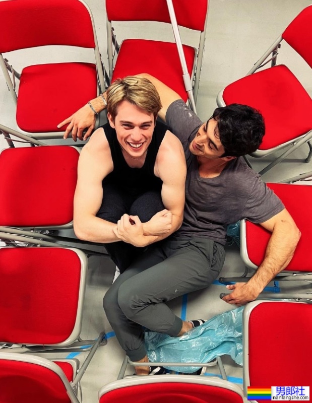 《王室绯闻守则》美国总统儿子「露毛茸茸屁股」掀热议！导演曝背后故事被赞爆 - 51虹马