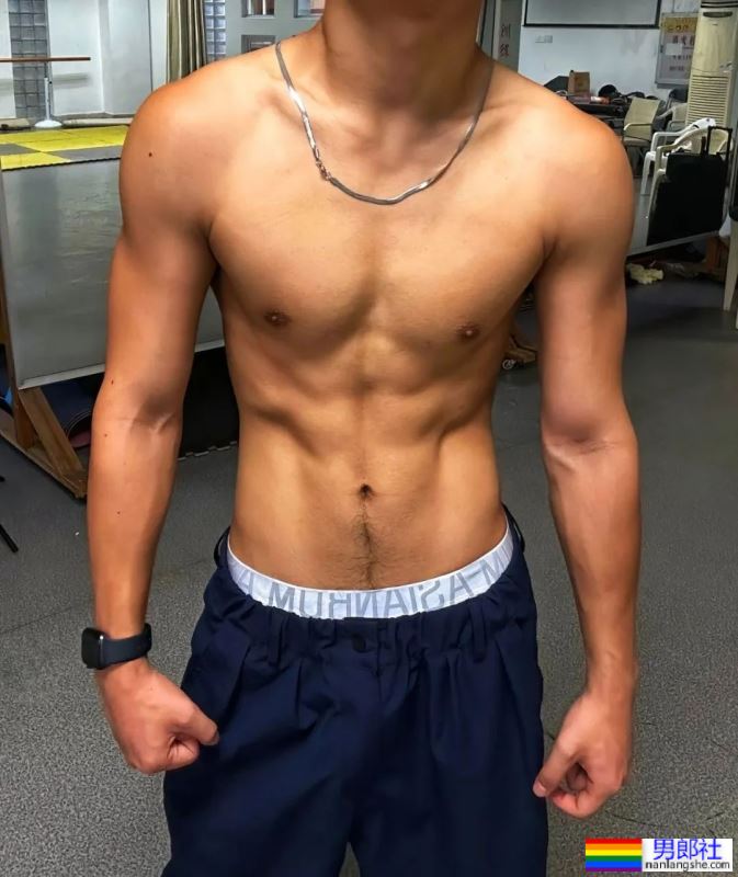 打台球露内裤秀腹肌的20岁男大学生 - 51虹马