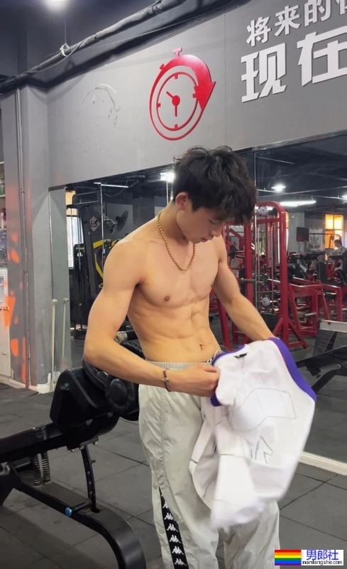 江苏腹肌男大学生，宿舍筋肉身材照太顶了 - 51虹马