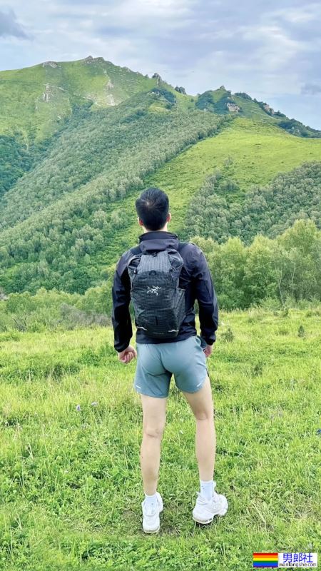 靠翘臀俘获上万网友！北京30岁小哥的裤子太紧了！ - 51虹马