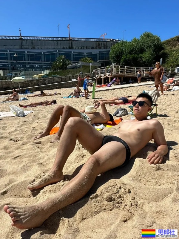 户外壮实黑皮帅哥 - 51虹马