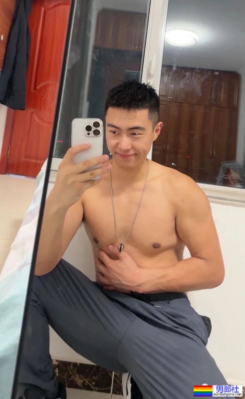 23岁山东爷们退伍小哥，穿黑袜湿身自拍 - 51虹马