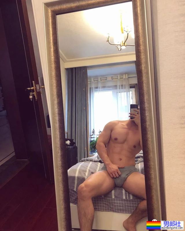 穿内裤自拍寸头型男被疯传，粗壮长腿太硬啦！！ - 51虹马